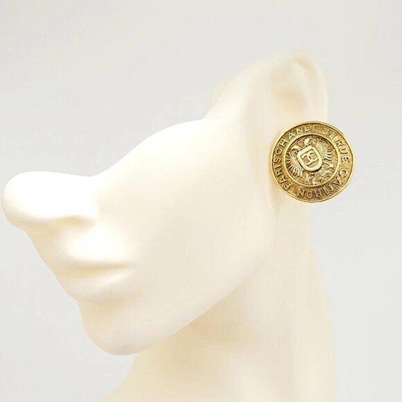 CHANEL CC Logos 31 Rue Cambon PARIS Round Emblem Clip-On Earrings Gold Tone Auth - Picture 2 of 5